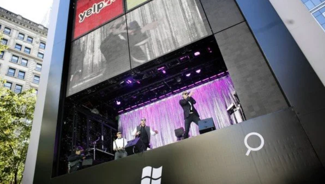 Microsoft builds six-story, live-action Windows Phone in NYC